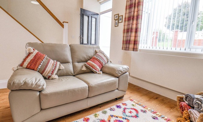 Skinningrove Cabaña | RICHMOND COTTAGE, pet friendly, with a garden in Carlin How