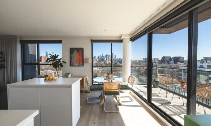 Richmond North Apartamento | Richmond Penthouse | Modern 2BR with City Views