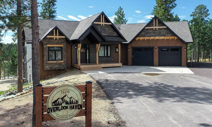 Lead Cabina | Ridgetop New 3800+ Sq. Ft. Lodge w/ Hot Tub, Game Room, Paved Roads and More!