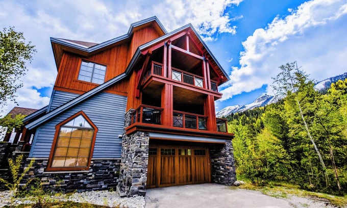 Golden Casa | Ridgeview Chalet: 4-bedroom mountain townhouse at Kicking Horse Mountain Resort