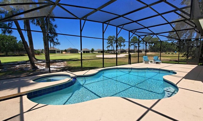 Ridgewood Lakes Casa | RIDGEWOOD LAKES Casa de 4 dormitorios y 3 baños con piscina de diseño, vistas al golf a 15 minutos de Disney