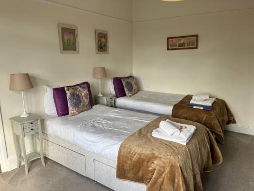 Glastonbury Cama Y Desayuno | Rie's Retreat - The Amethyst Room