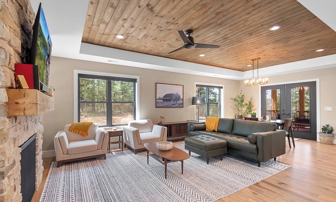 Wisconsin Dells Cabina | Rifugio Graziella, King Bed, Hot Tub, Sauna, Soaking Tub, Fireplace, EV+, Luxury