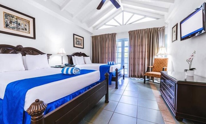 Hastings Hotel | Right at Savannah’s Beachfront! 2 Large Units w/ View, Onsite Pool, Parking!