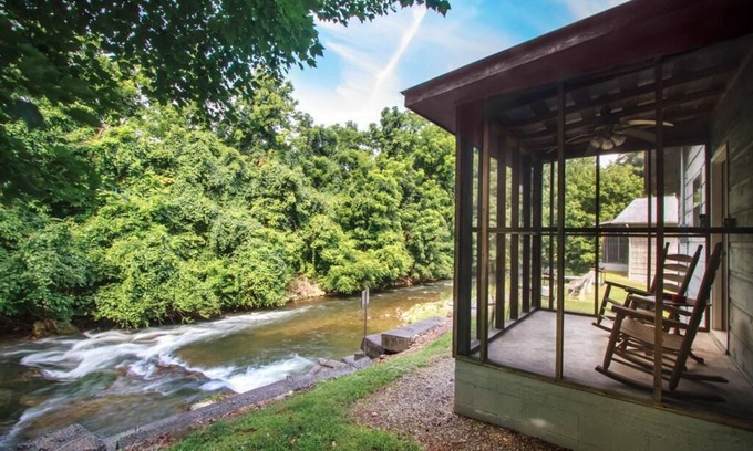 Cosby Cabaña | Justo al lado del arroyo - cascada - proyectado en el porche - bañera de hidromasaje