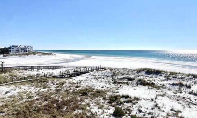 Seagrove Beach Condominio | Right on the Beach ~ An Emerald Oasis ~ Pool ~ 1BR 1BA ~ King & Bunks