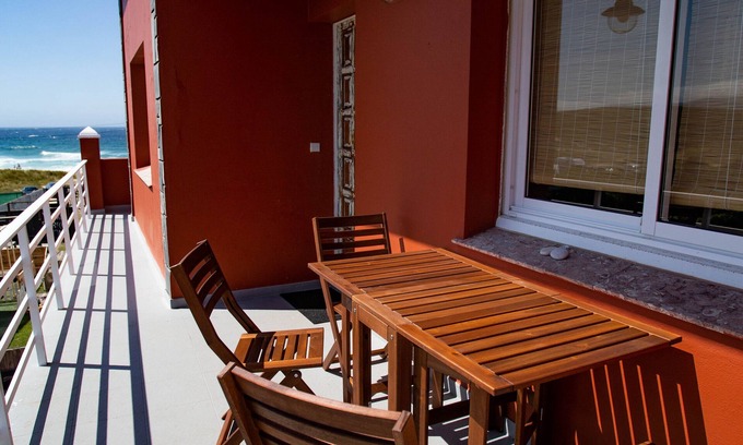 Carballo Apartamento | En primera línea de playa, perfecto para familias.