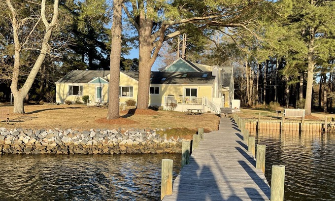 Mathews Casa | "Right on the Water" vacation home in Mathews