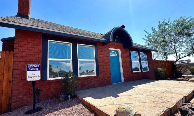 Encanto Casa | Rileys 10 minute walk to Arizona State Fairgrounds