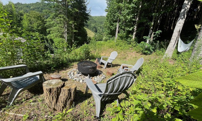 Burnsville Cabaña | Rippling Creek, Romantic Views & Friendly Visits By Gentle Wildlife. Perfect!