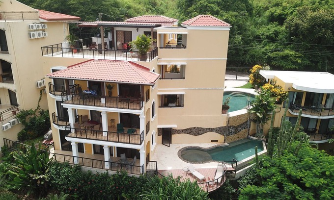 Coco Condominio | Vistas de RITA al mar y la montaña, interior limpio, piscinas de agua salada, privado