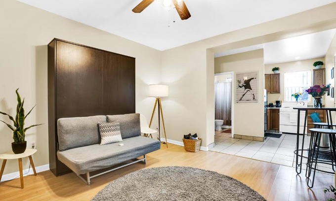 Graduate Hospital Apartamento | Rittenhouse Studio Apartment with Patio by ACT