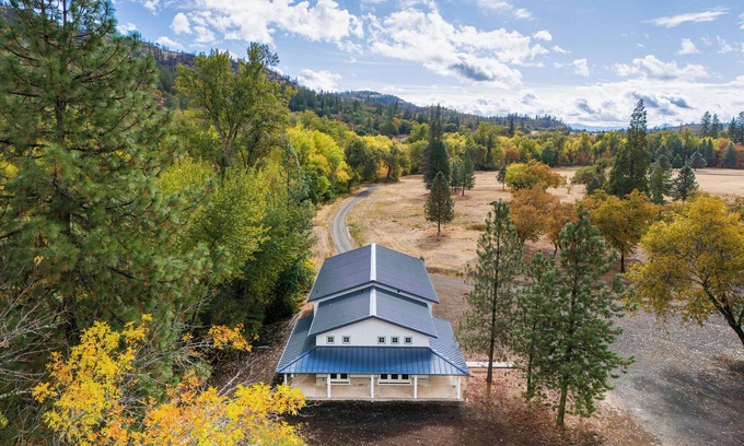 Shady Cove Cabaña | River Bend Cottage 1-bedroom Barndominium with Wildlife Abounding