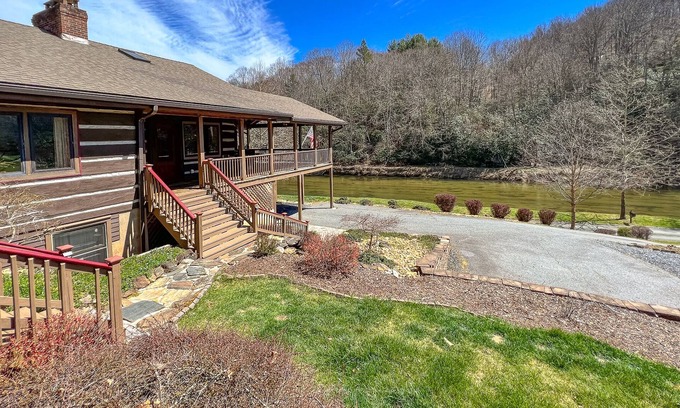 Lansing Cabina | River Bliss - New Rental for 2023. Riverfront cabin with 5BR/3BA