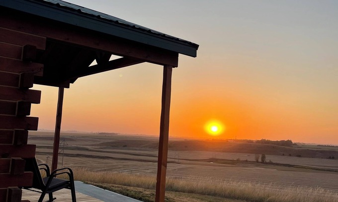 Canistota Cabina | River Bluff Cabin 1- Private Hot Tub & Land, Stunning Bluff & Sunset Views
