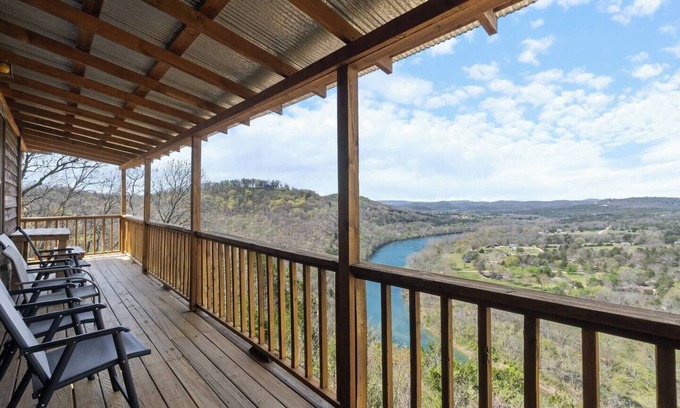 Eureka Springs Casa | River Cabin, Hot Tub, Sleeps 6!