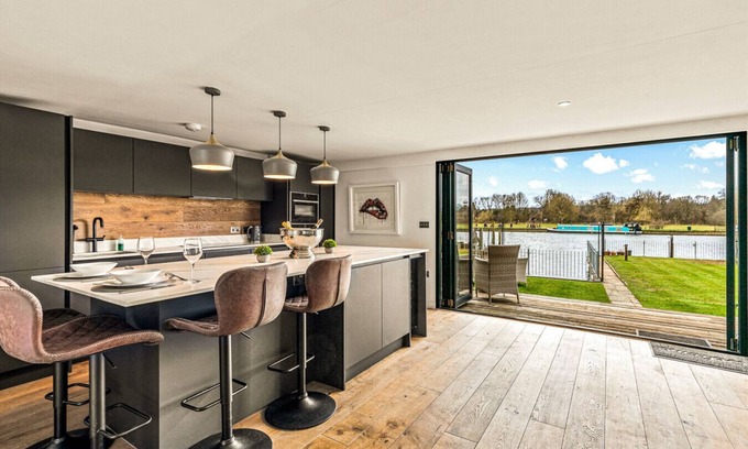 Henley Cabina | River Cabin - Hot tub, pet friendly, Mooring