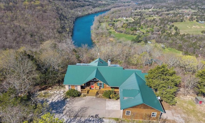 Eureka Springs Casa | River Cabin, Hot Tub, Sleeps 10!