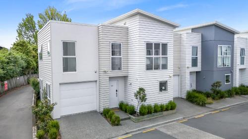 Hamilton Casa | River City Retreat! King Bed & Central - By KOSH BNB
