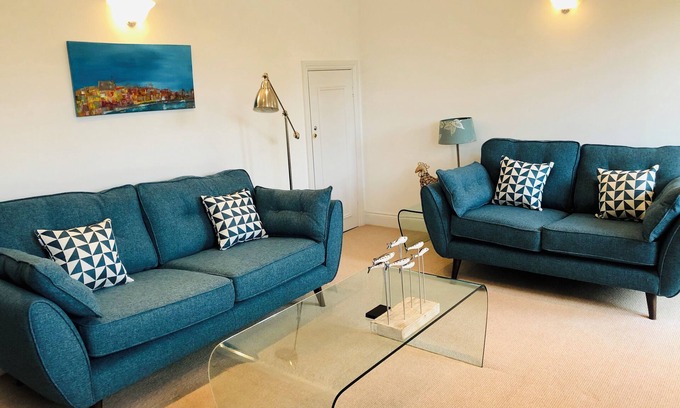 Arundel Cabaña | River Cottage Arundel, unique riverside views, just steps from the historic town
