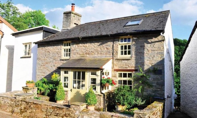 Brecon Casa | River Cottage Brecon: Hot Tub, Fire, Balcony, Wifi
