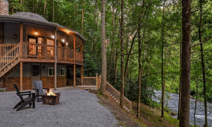 Townsend Casa | River Dreams: Pet Friendly, Free Attraction Tickets, Creek Views & Access, Firepit