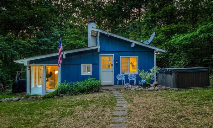 Luray Casa | River Escape 3BR Cabin - Hot Tub, Starlink Wifi, Tubing