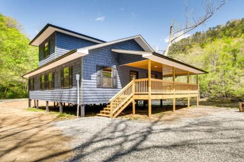 Tellico Plains Casa | River Escape River Front Cabin