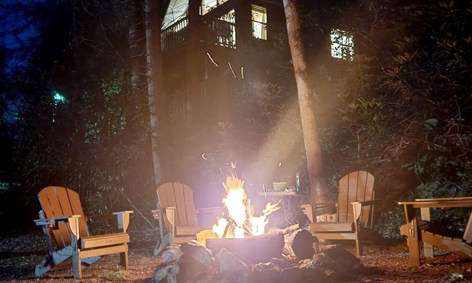 Sevierville Cabina | River! Fish/Swim/Tube~Hot Tub~Fire Pit~Wifi