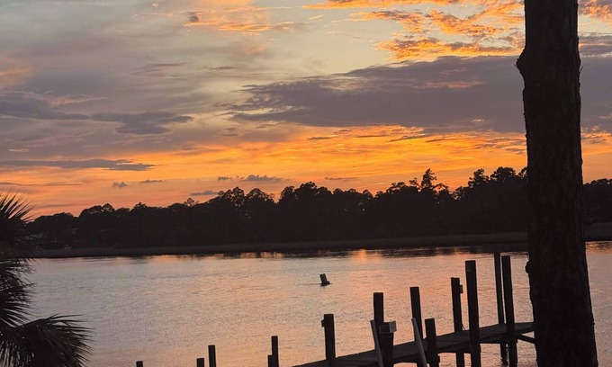 Carrabelle Casa | River Front -Boat Dock and Launch sleeps 14