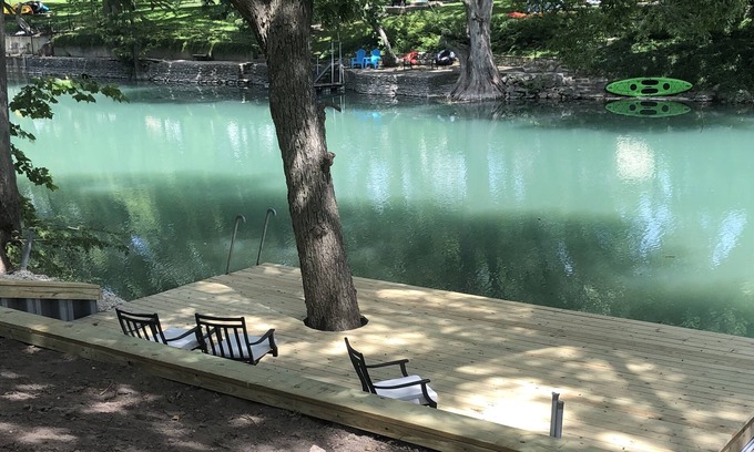 Canyon Lake Casa | River front! 🦮Friendly! 🛶Canoe, kayak/SUP, 🚤Boat rental. 2min from Whitewater