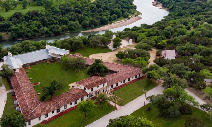 Mineral Wells Complejo | River Front Historic Lodge + Suites w/Scenic Stay on 14 Private Acres