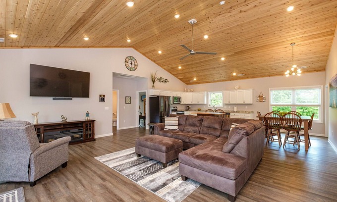 Shenandoah Casa | RIVER FRONT HOME AMAZING VEIWS AND HOT TUB