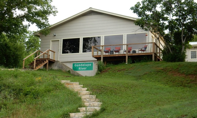 Center Point Casa | CASA FRENTE AL RÍO CERCA DE KERRVILLE, TINA CALIENTE, TUBOS, FLOTADORES INCLUIDOS
