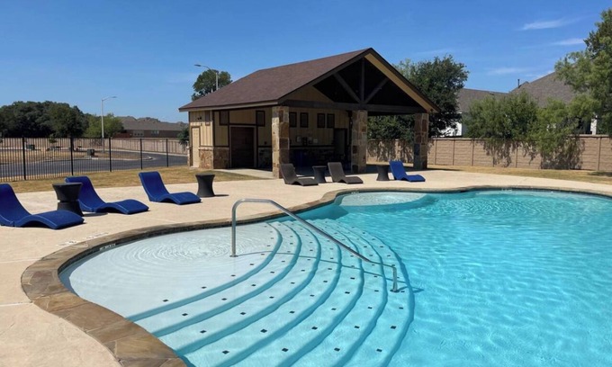 Gruene Condominio | River Getaway in Historic Gruene. Walk to river, shops, restaurants, and more!