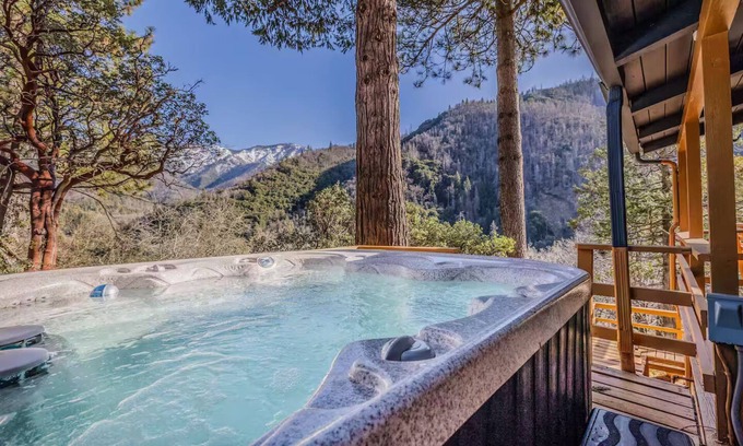 Springville Cabina | River Haus Sequoia - Views+KingBeds+HotTub+Modern