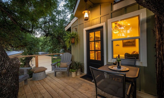 Gruene Apartamento | River Haven Treehouse w/Hot Tub by Gruene!