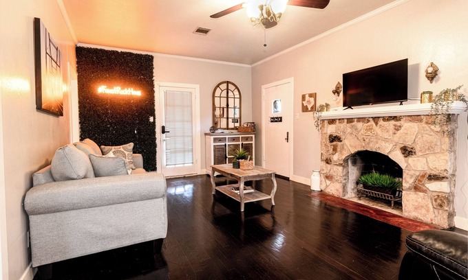 New Braunfels Casa | River house, king bed 2/1 big yard central NB.