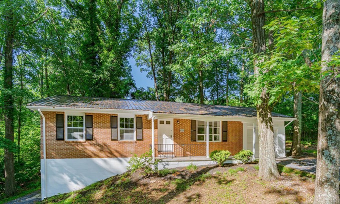 Millville Casa | River & Kayak Cottage, Hot Tub, Deck, Grill, WiFi!