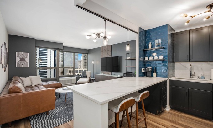Near North Side Apartamento | River North Chicago Chic w/King Bed - Lake & Skyline Views