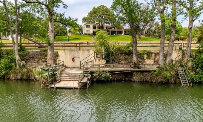 Ingram Casa | River Oaks Lodge 11/9.5 Sleeps 26, Riverfront, kayaks included!