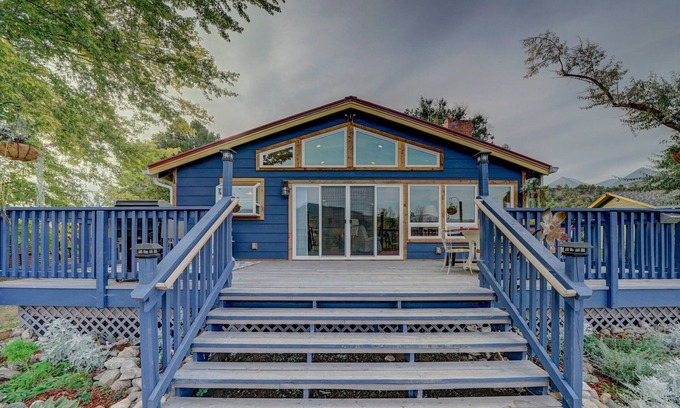 Howard Apartamento | River Place Retreat Unit 3, a cozy studio condo featuring stunning river views