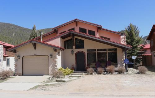 Red River Casa | River Ritz - Pet Friendly - WiFi - Near the Ski Area - Fireplace - On the River - Washer - Dryer -