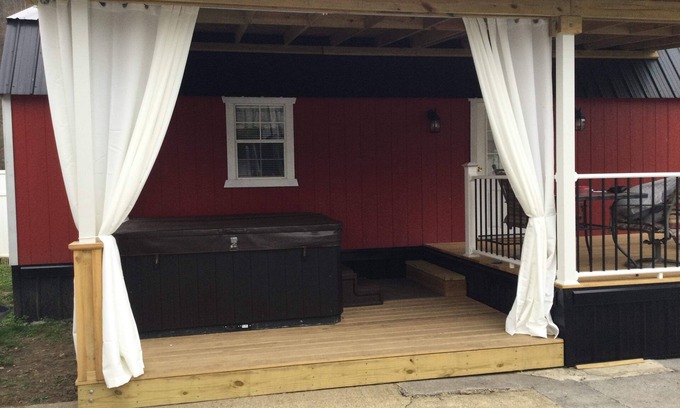 Matewan Cabina | River Road Retreat. Cabin minutes away from trails w/ hottub & seasonal pool!