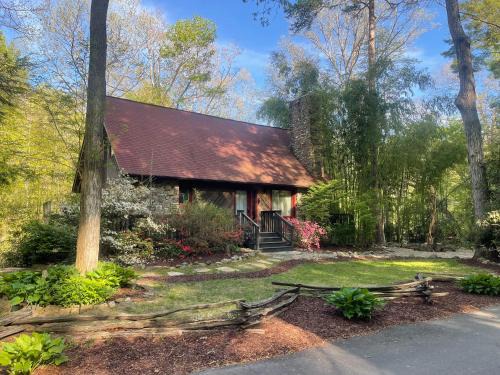 Asheville Casa | River Rock Cabin