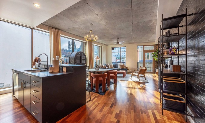 Hood River Condominio | River Run Retreat - Stylish Downtown Loft, Heart of Hood River, Above Doppio