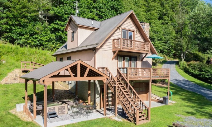 Jefferson Chalet De Esquí | Cabaña River Run-River Front con chimenea, capacidad para 6, 3 dormitorios, 2 baños, Wi-Fi