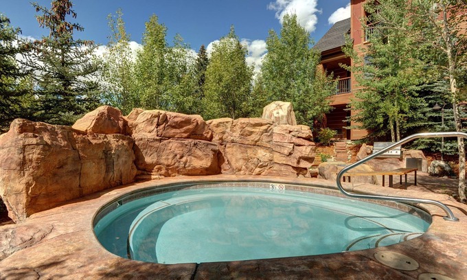 River Run Condominio | ¡COMODIDADES IRREALES en este espacioso condominio con chimenea y balcón!