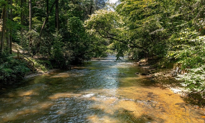 Cashes Valley Cabina | River Rush - Reconnect with Nature, Luxury Amenities, Fishing and Scenic Views