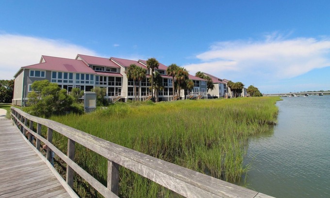 Folly Beach Condominio | River's Roost ~ River views, pool access, tennis courts